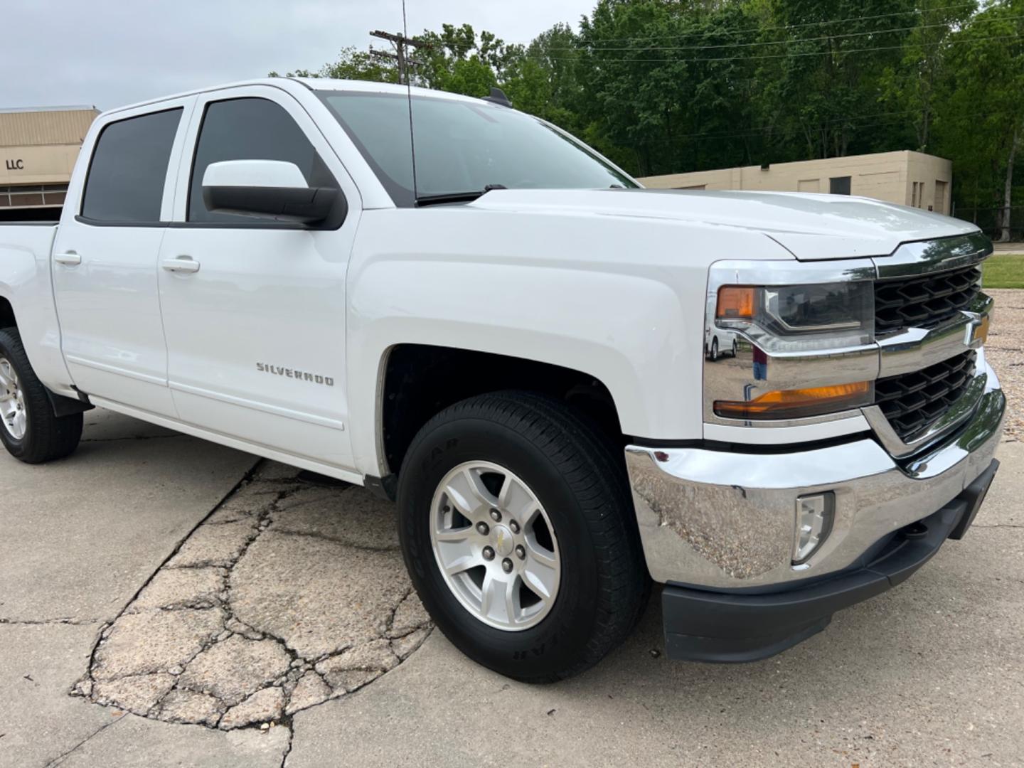 2018 White /Gray Chevrolet Silverado 1500 LT (3GCUKREC2JG) with an 5.3L V8 engine, Automatic transmission, located at 4520 Airline Hwy, Baton Rouge, LA, 70805, (225) 357-1497, 30.509325, -91.145432 - 2018 Chevrolet Silverado Crew Cab LT 4X4 5.3 V8 Gas, 142K Miles, Power Windows, Locks & Mirrors, Cold A/C, Transmission Has 12 Month Warranty, Tow Pkg, Good Tires. FOR INFO PLEASE CONTACT JEFF AT 225 357-1497 CHECK OUT OUR A+ RATING WITH THE BETTER BUSINESS BUREAU WE HAVE BEEN A FAMILY OWNED AND OPE - Photo#3